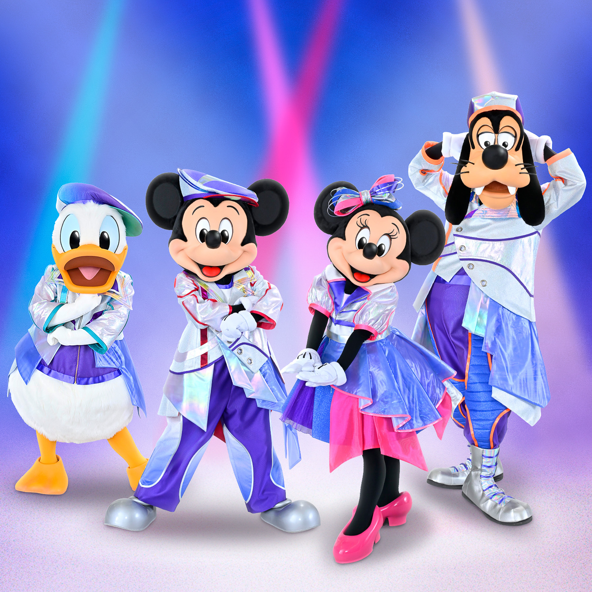 ディズニーランド、新ステージショー衣装を公開。おそろいのぬいぐるみ