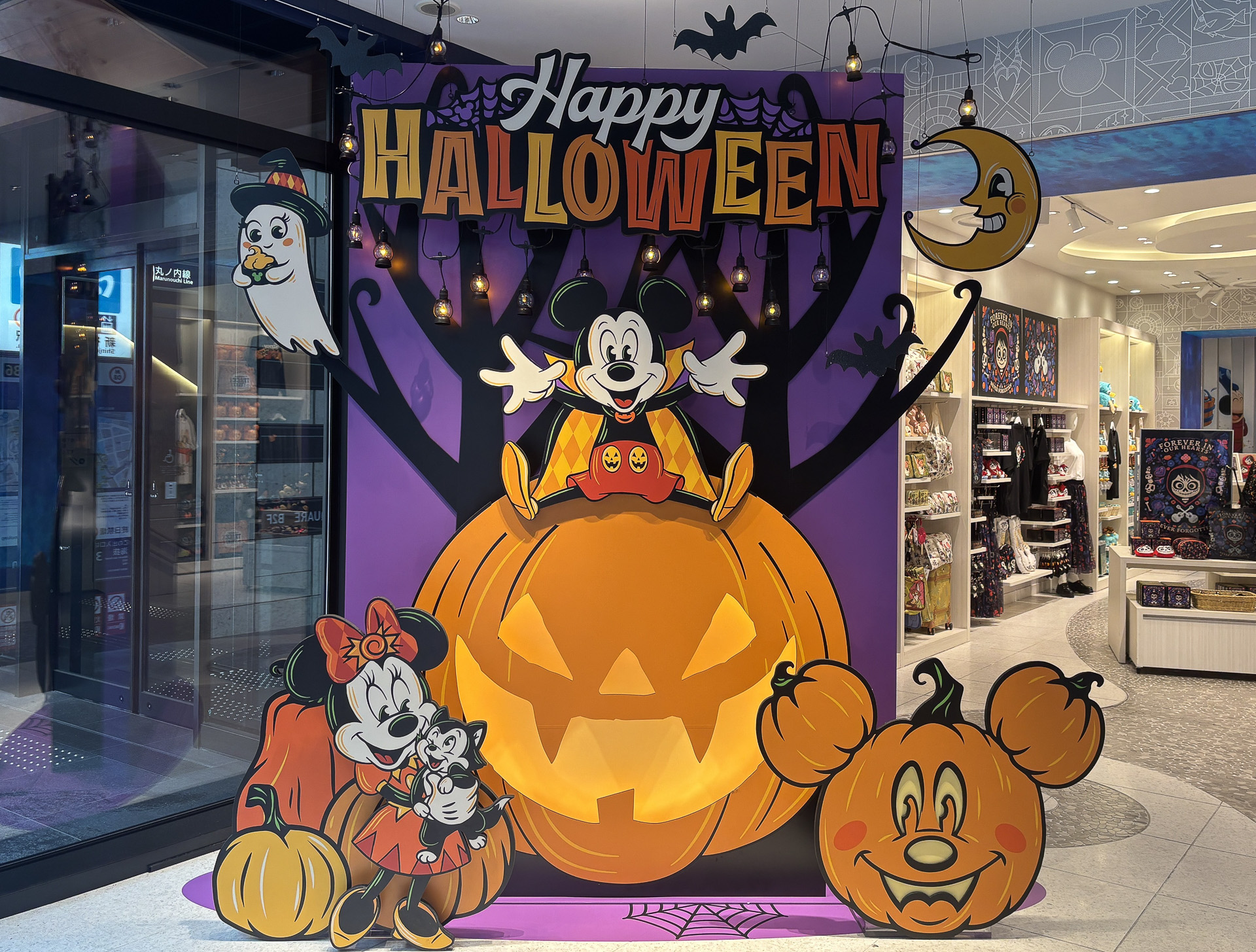 ディズニーストア、店内デコレーションが一足先にハロウィーン仕様に