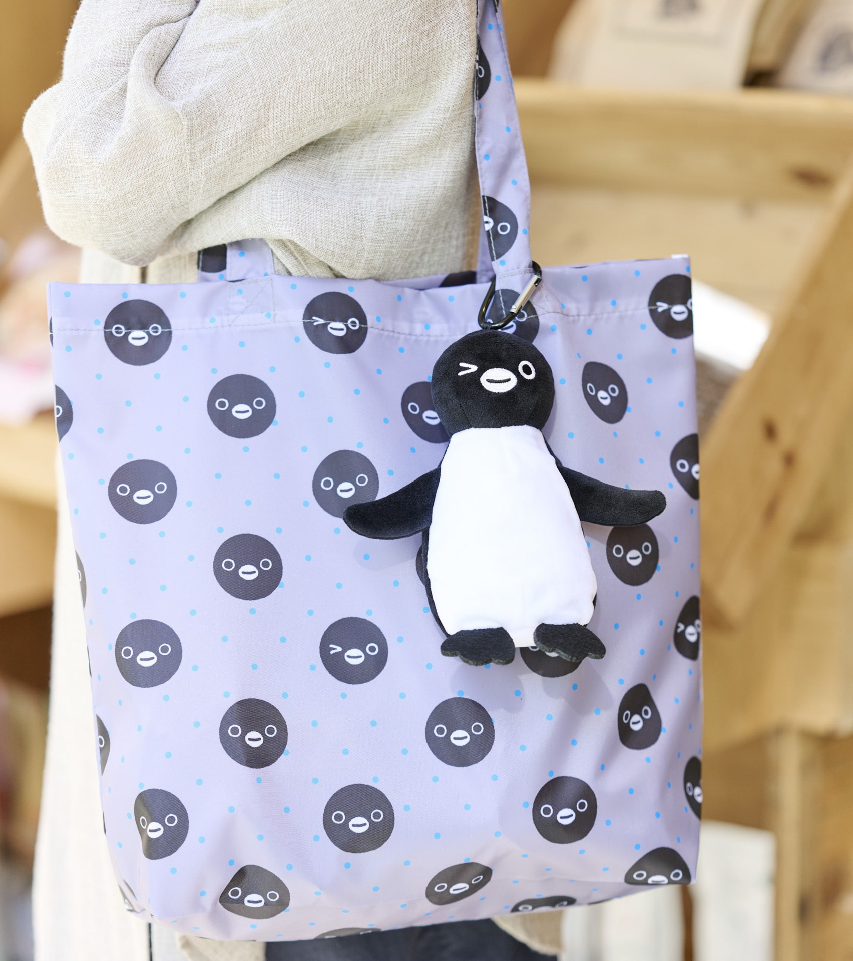 本日発売「Suicaのペンギン」ぬいぐるみポーチ＆エコバッグ。表情＆柄