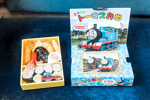週末駅弁 新金谷駅 きかんしゃトーマス弁当 きかんしゃトーマス 号の中で食べたいお子様ランチ トラベル Watch