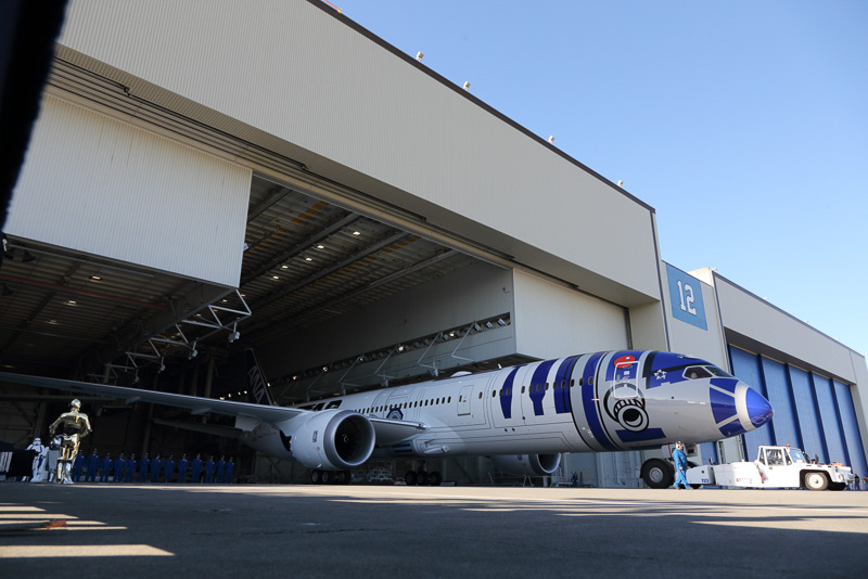 ANA　スターウォーズ　コラボ　R2-D2コレクション ANAが世界初のSTAR WARS特別塗装機「R2-D2」ジェットを発表